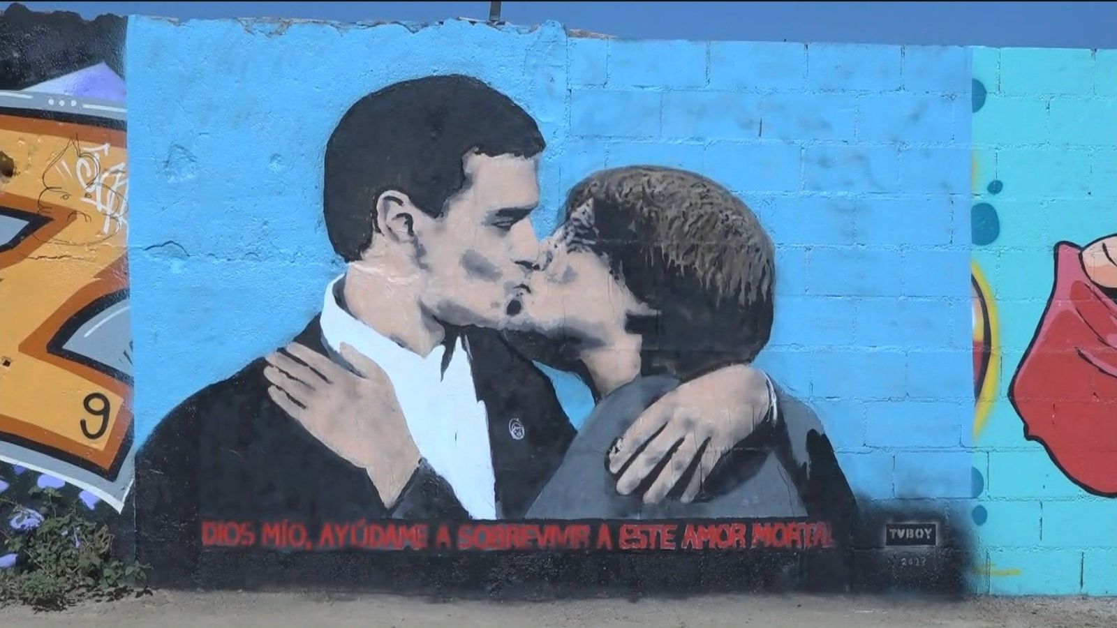 Sánchez y Puigdemont besándose en un mural urbano de TVBoy en Barcelona