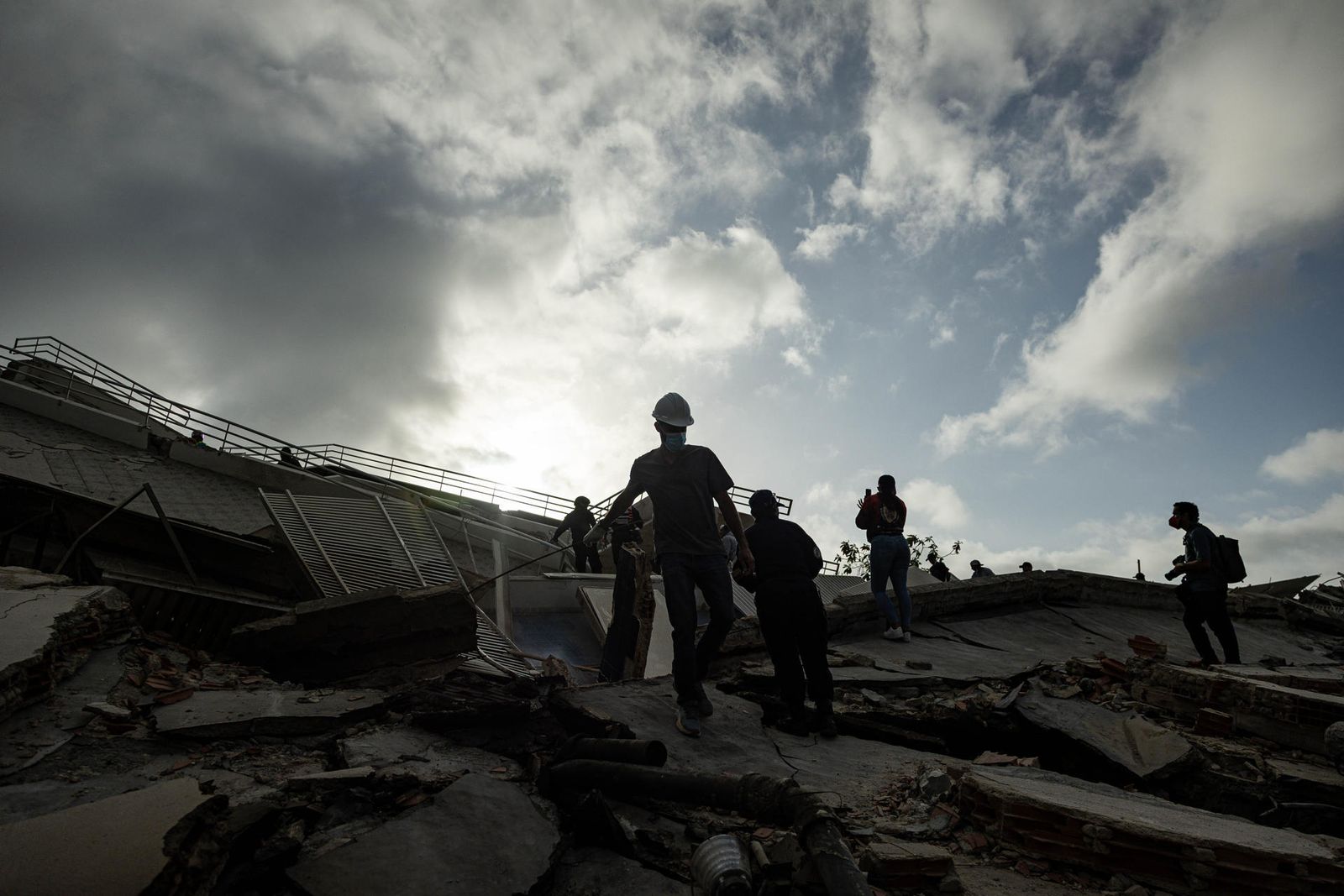 Rescatistas participan en labores de búsqueda en un edificio afectado por un terremoto