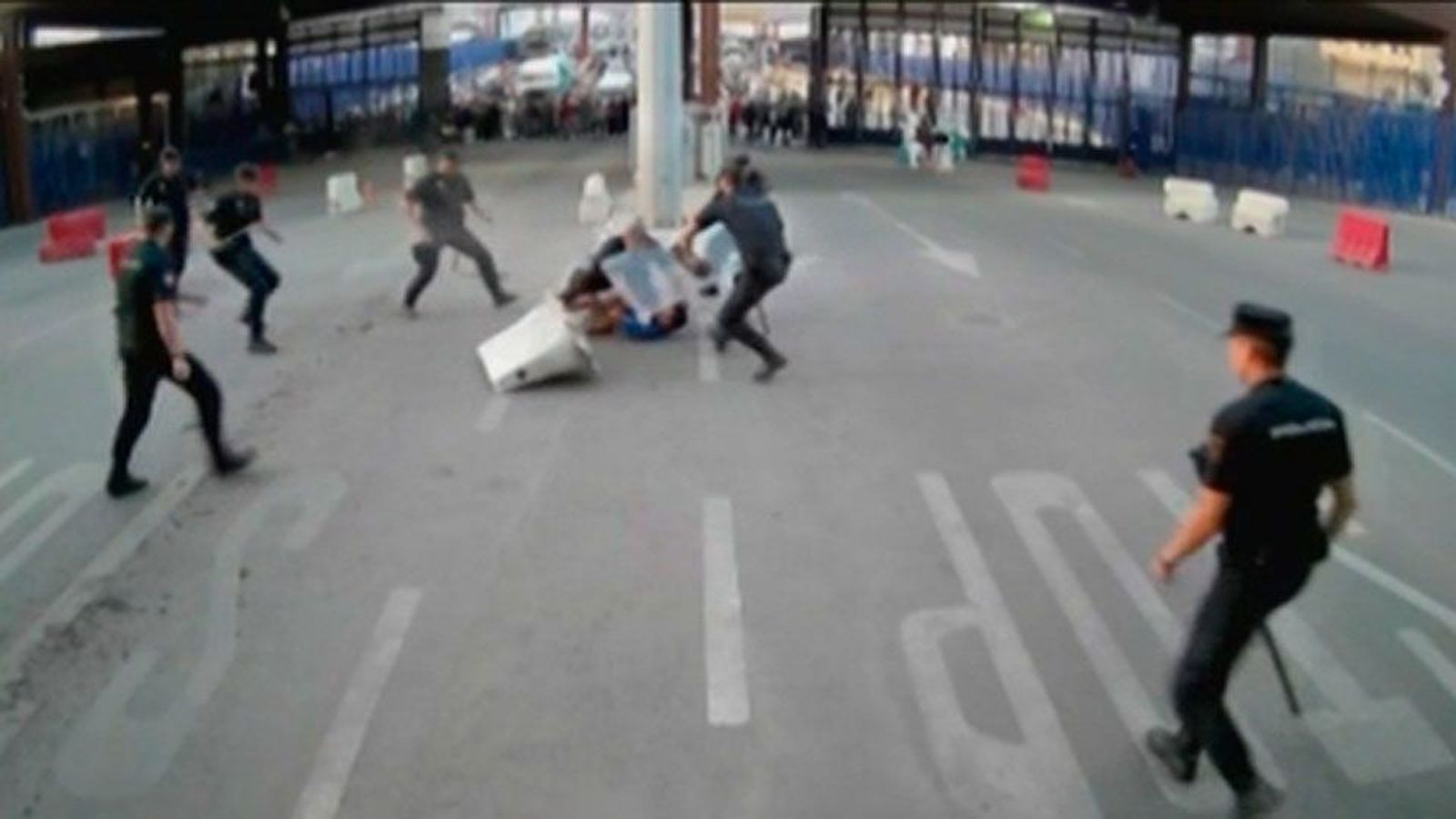 Un hombre acuchilla a un policía en la frontera de Melilla al grito de "Alá es grande"