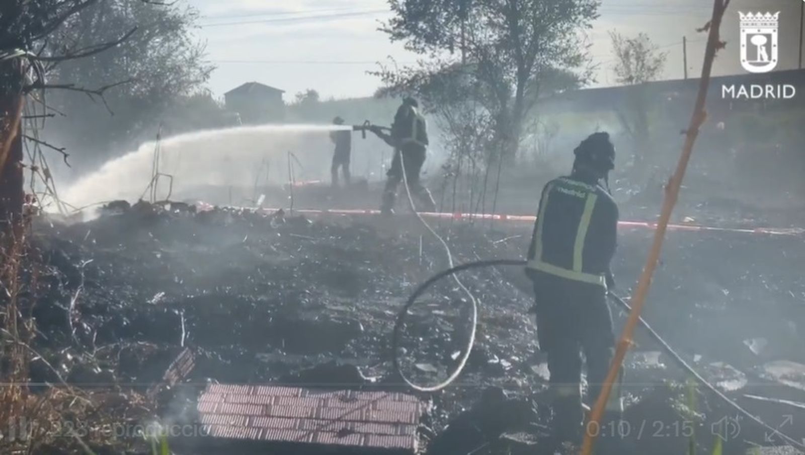 Bomberos apagando incendio