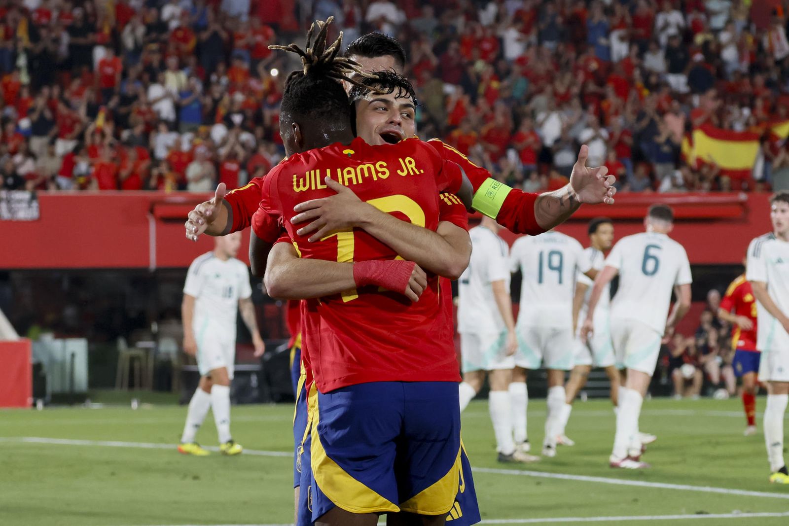 Nico Williams y Pedri ante Irlanda