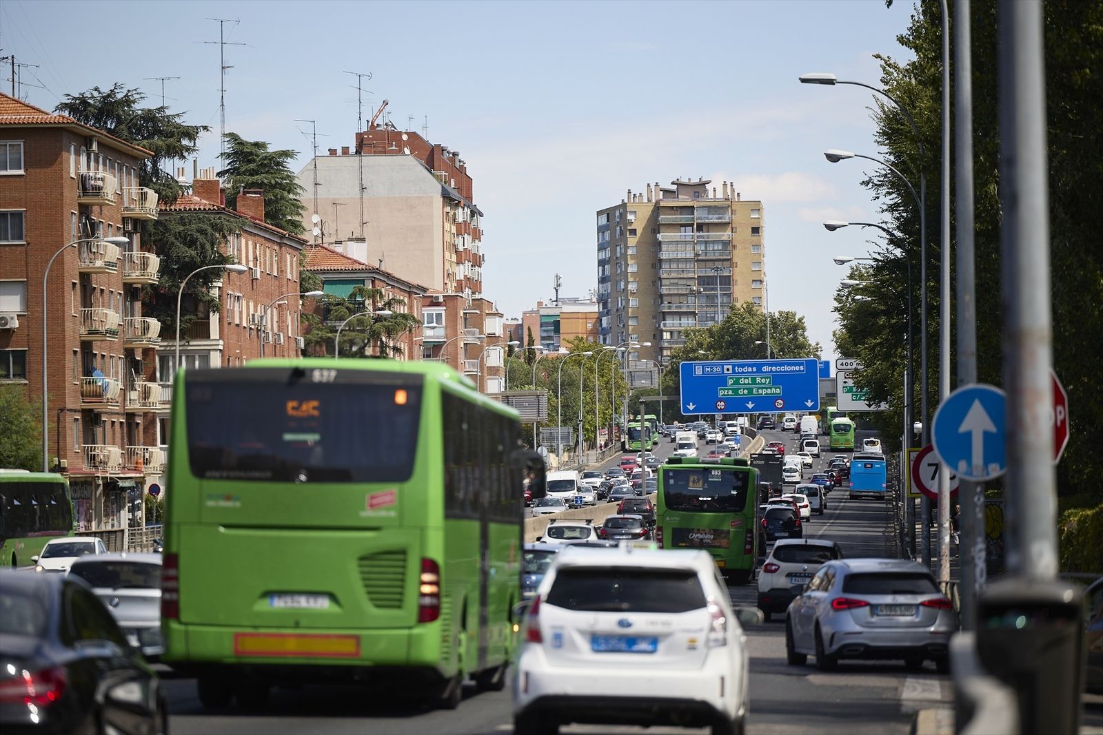 Coches y autobuses circulando por la A-5
