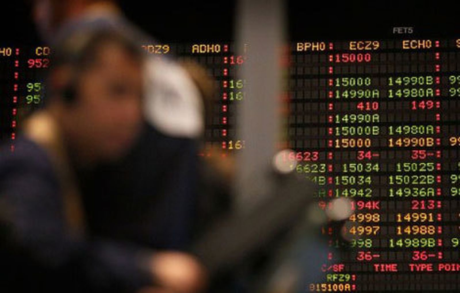Ibex 35: Un analista en la bolsa observa los indicadores en rojo