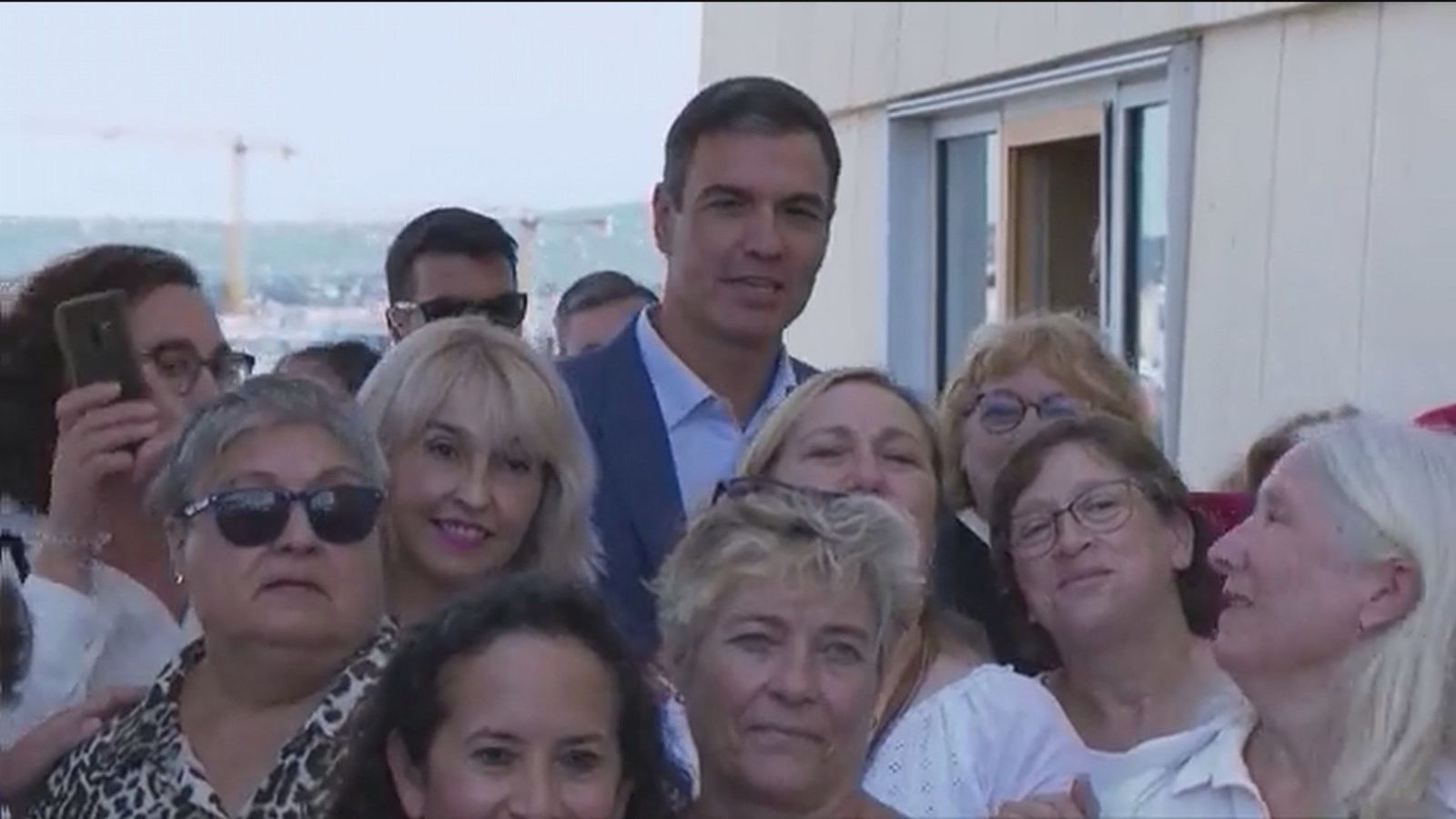 Sánchez se compromete a "seguir dignificando" las condiciones laborales de las Kellys y anuncia incentivos fiscales para las Baleares