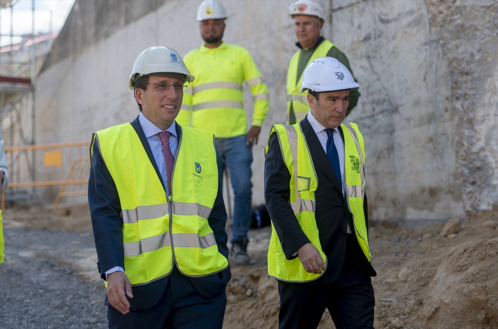 El alcalde de Madrid, José Luis Martínez-Almeida, y el delegado de Urbanismo, Borja Carabante, en las obras de la A-5