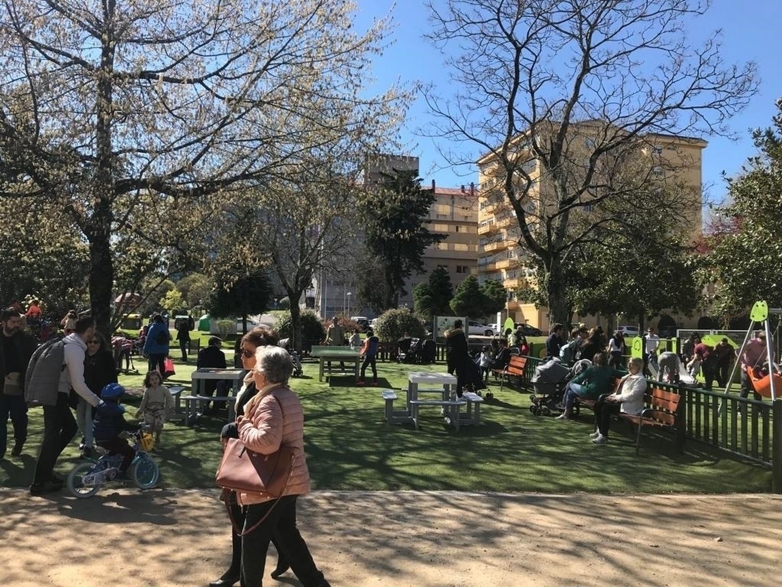 Imagen de un parque con distintos grupos de edad