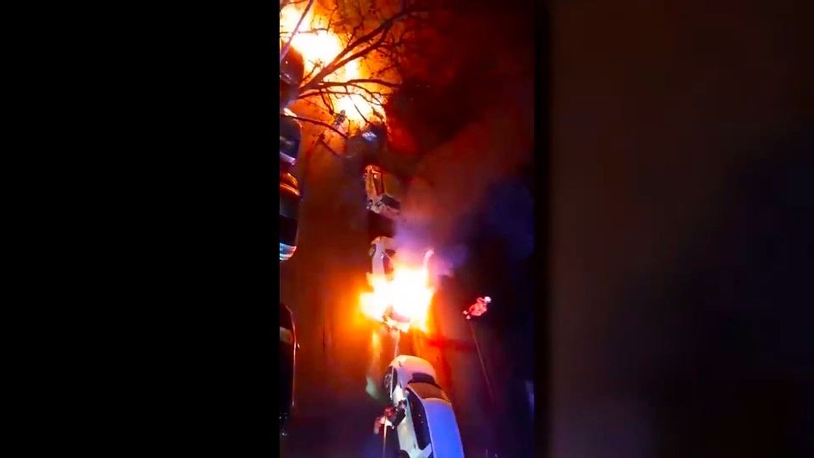 Investigan la quema de seis coches en Parla tras una madrugada de incendios, humo y explosiones