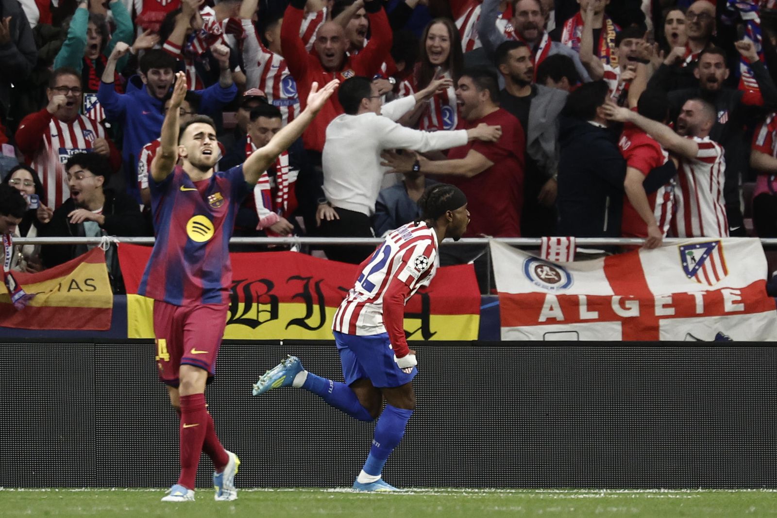 Lookman marca ante el Barcelona