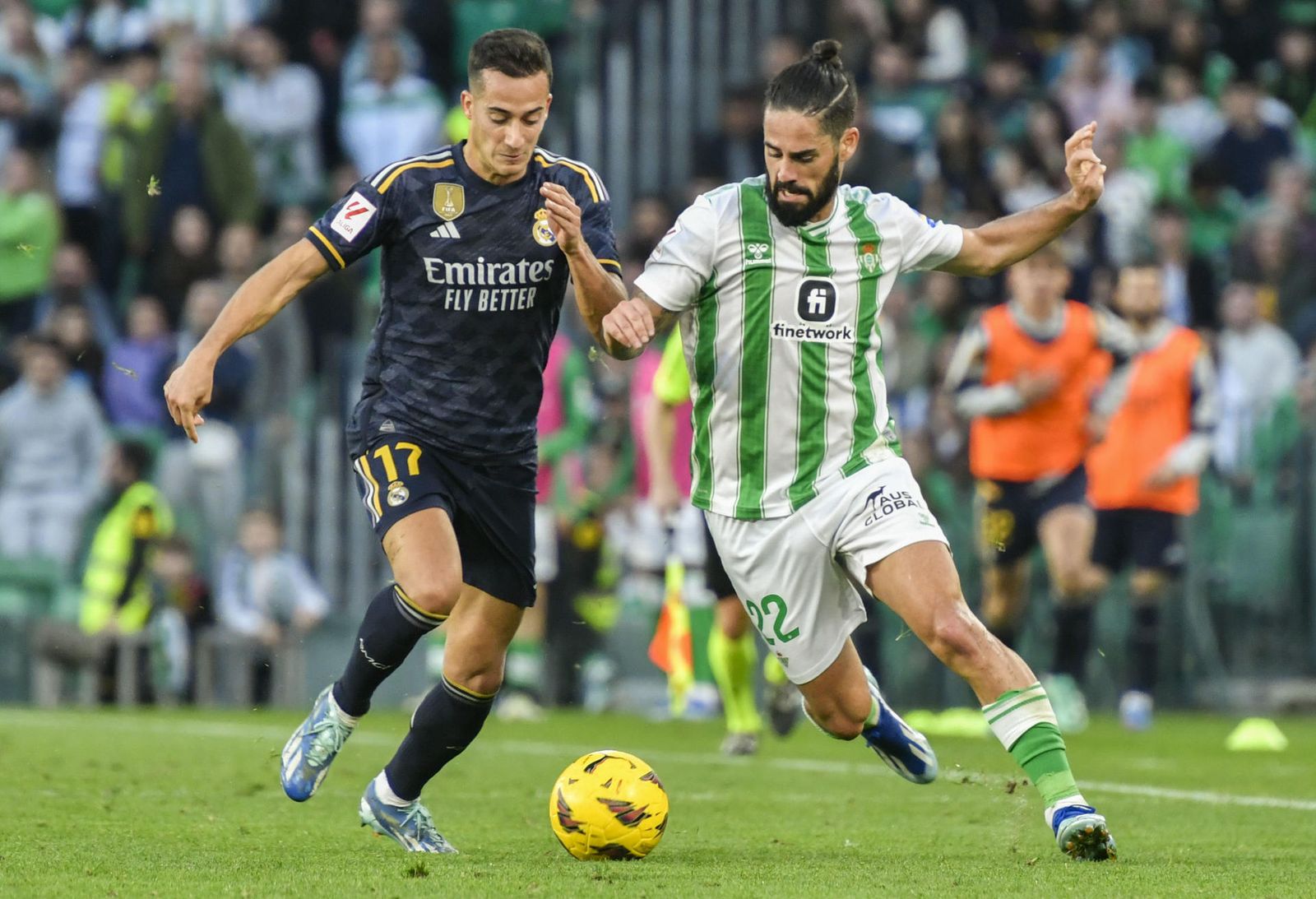 Lucas Vázquez pugna con Isco Alarcón