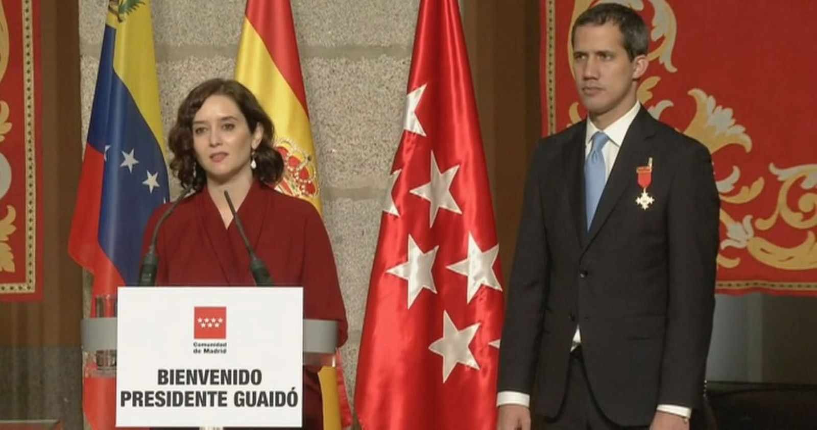 Ayuso reconoce a Guaidó como presidente legítimo con la Medalla Internacional