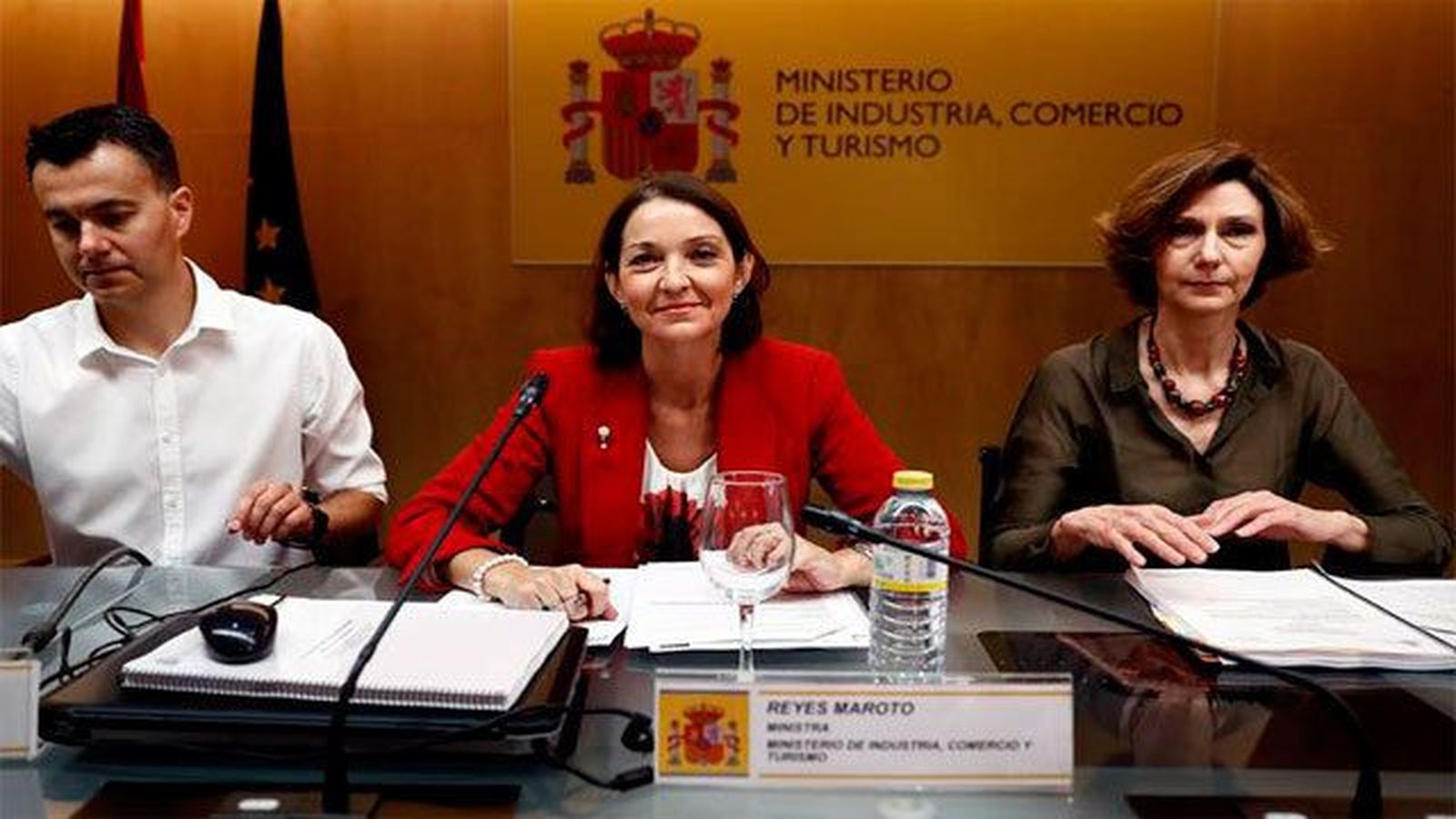 El Gobierno se compromete a revisar la normativa sobre viviendas de alquiler turístico