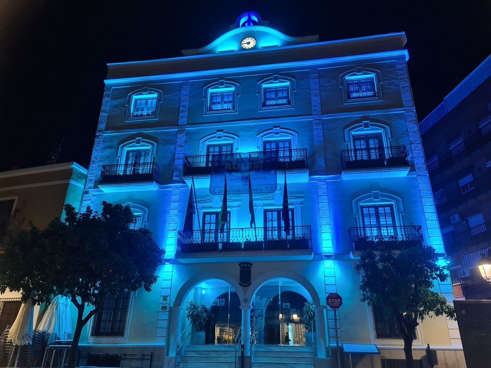 Edificio iluminado por el Día Mundial del Autismo