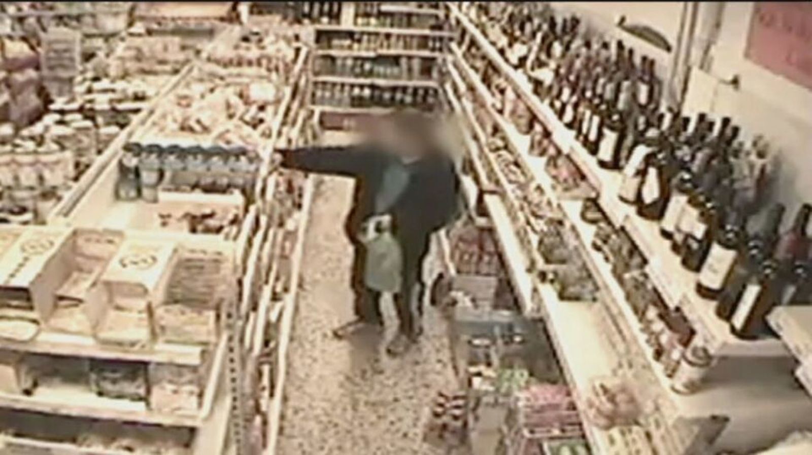Una persona comete un hurto en una tienda