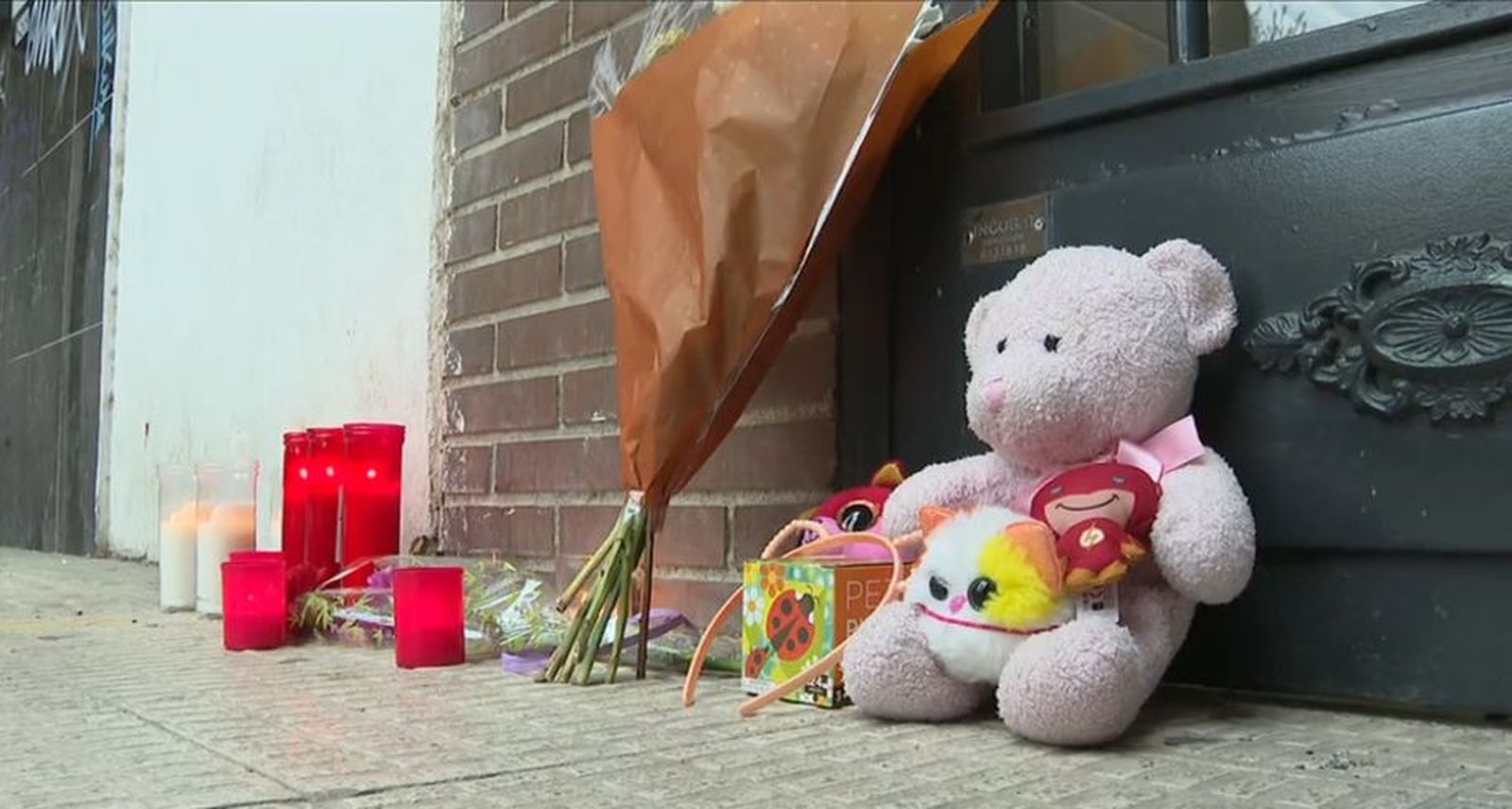 Altar de recuerdo en Móstoles junto al domicilio donde fue asesinada por su pareja una mujer y su hija de 6 años