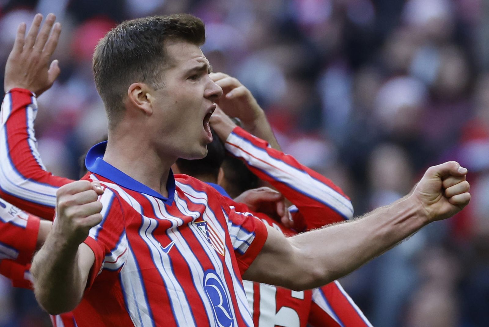 El delantero noruego del Atlético de Madrid Alexander Sørloth celebra con sus compañeros el gol marcado ante el Getafe