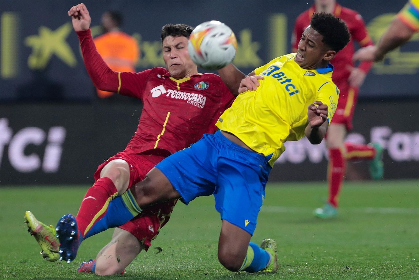 El delantero hondureño del Cádiz, Anthony "Choco" Lozano pelea un balón con el defensa serbio del Getafe, Stefan Mitrovic