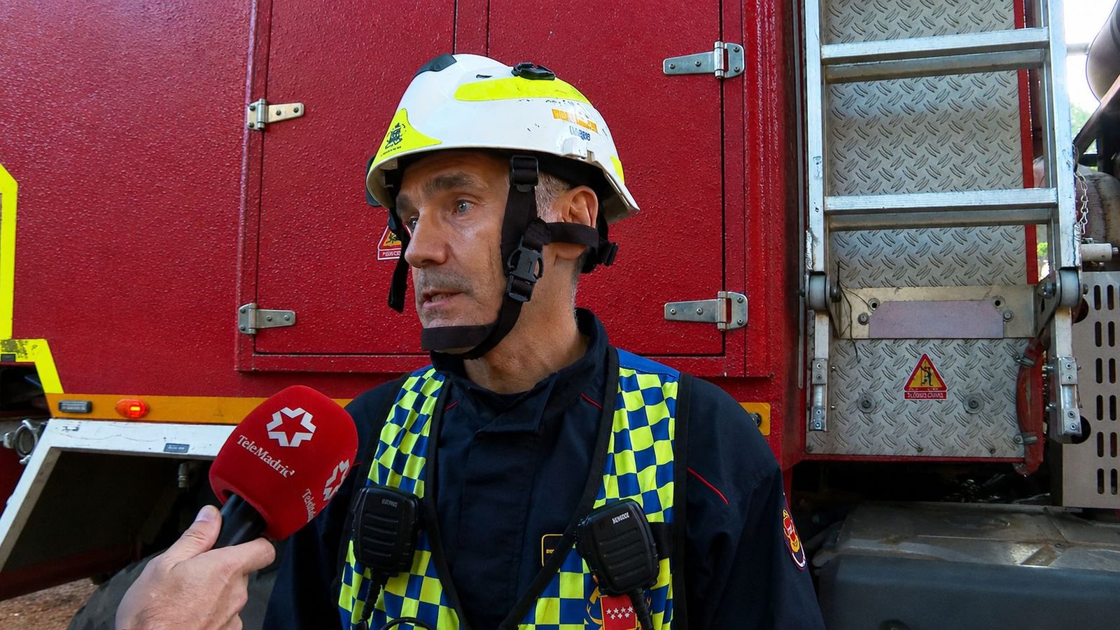 Los bomberos alertan de rebrotes en el incendio de la Sierra Oeste: "Tenemos que estar muy pendientes"