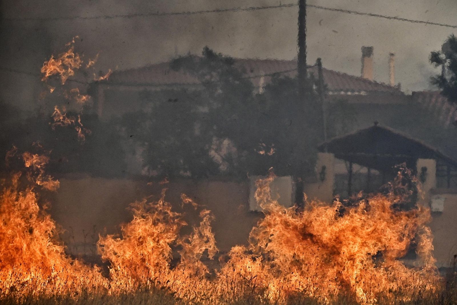 Un gran incendio en las afueras de Atenas obliga a evacuar siete localidades