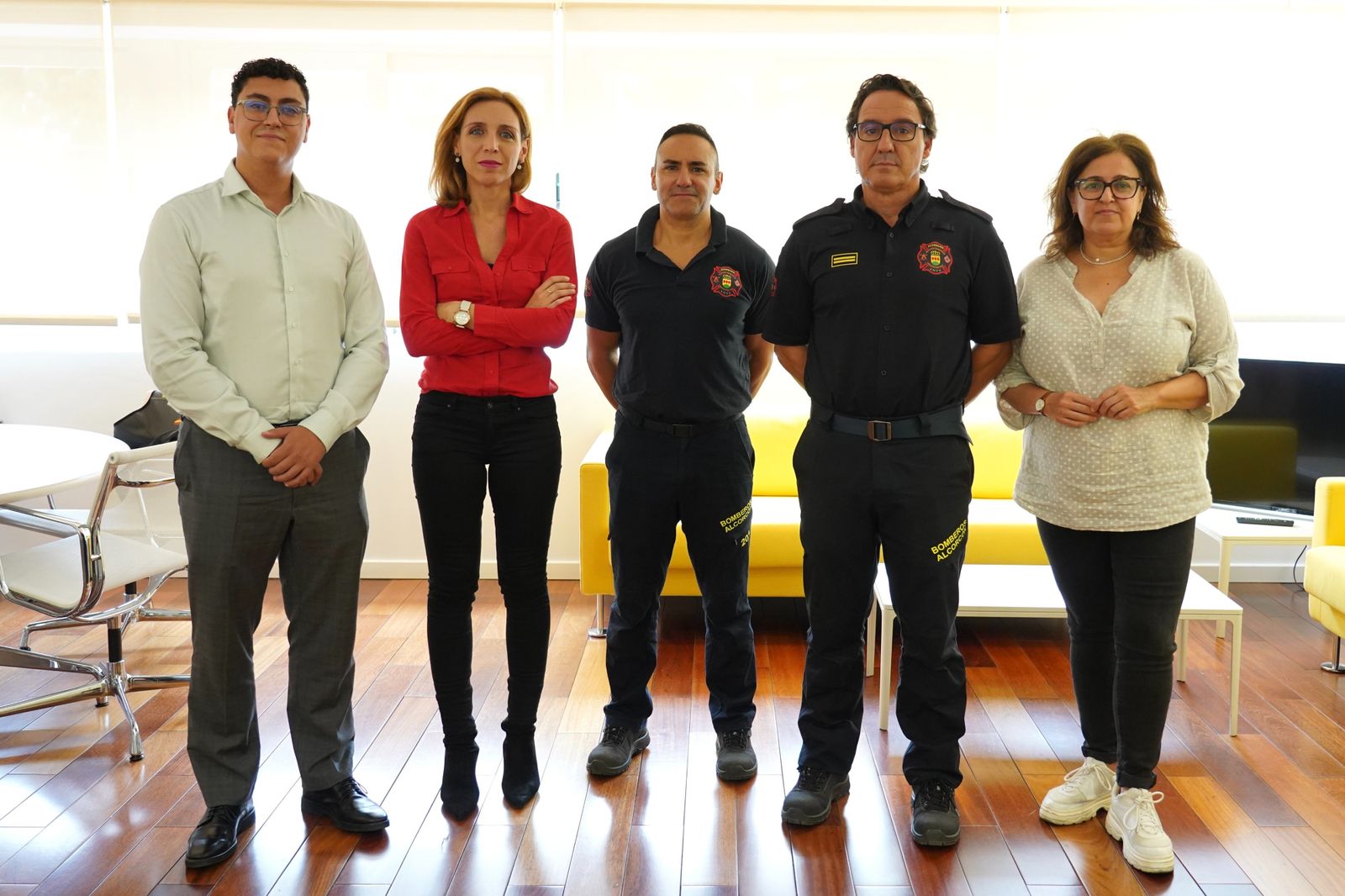 En el centro, Sergio de Diego, acompañado de miembros de la Corporación