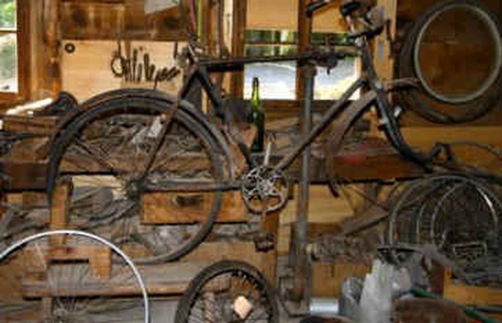 Bicicletas viejas reparadas para personas sin recursos