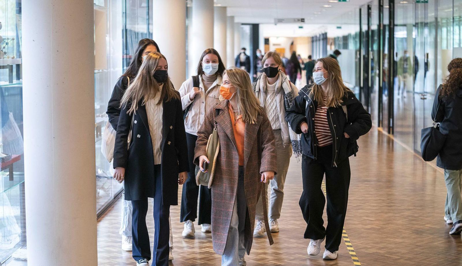 Estudiantes universitarios en Amsterdam con mascarillas
