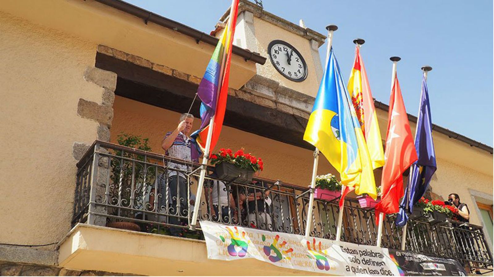 Torrelodones celebra el Día del Orgullo izando la bandera multicolor