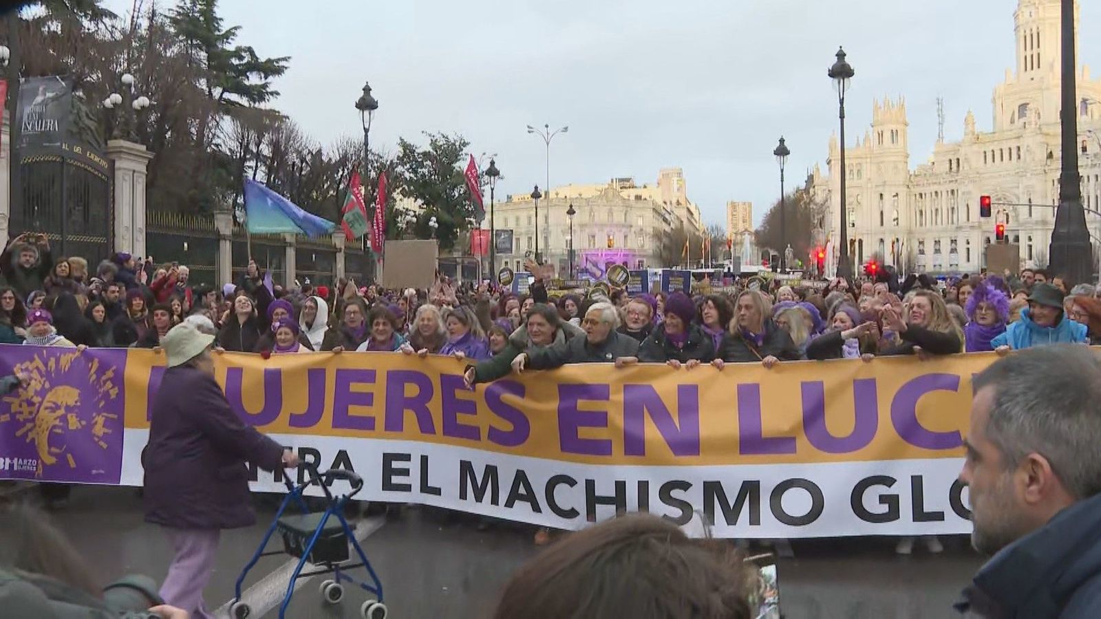 El feminismo celebra bajo la lluvia el 8-M por las calles de Madrid