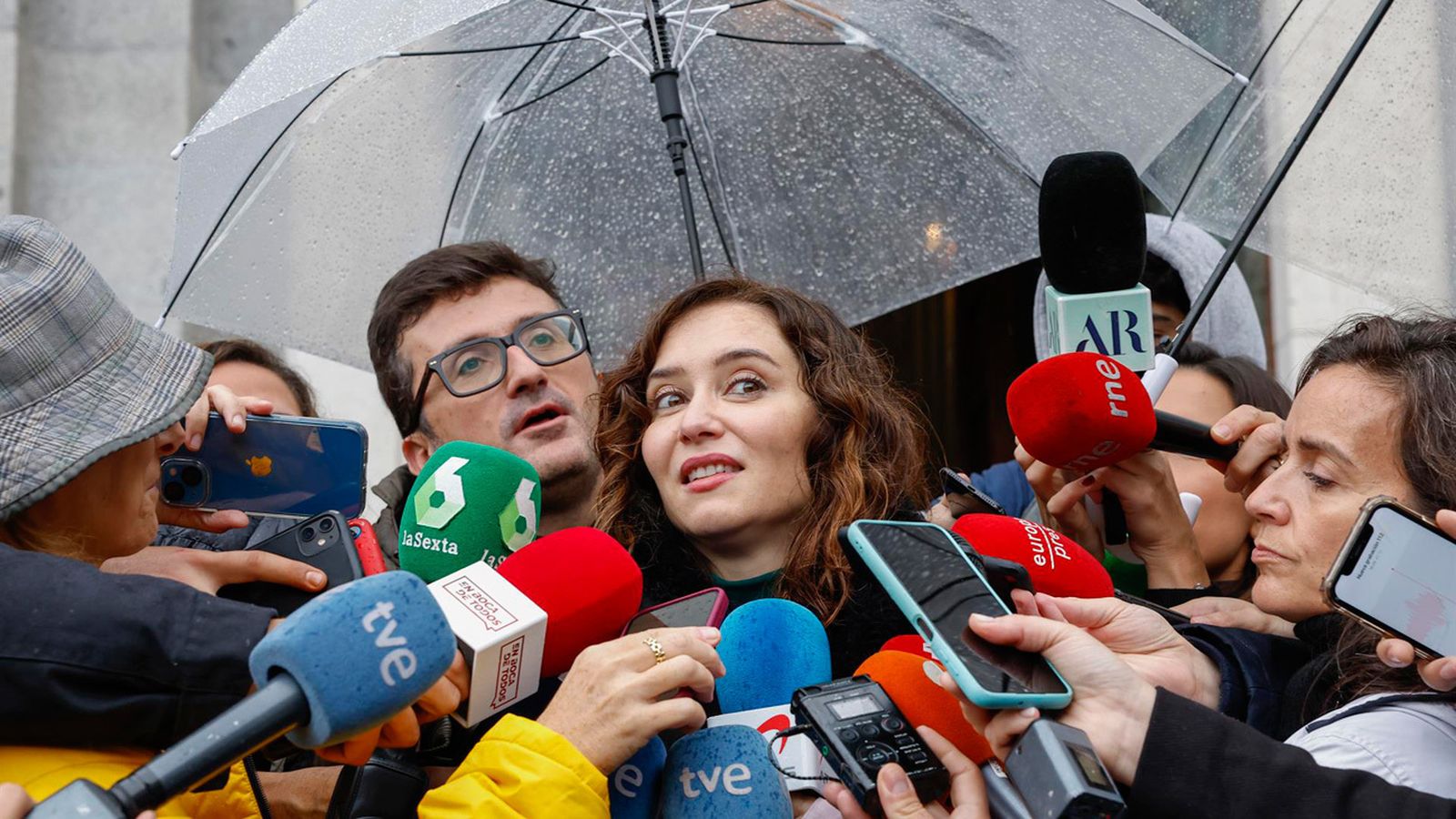 Ayuso contesta a las acusaciones del gobierno y del PSOE, acusándoles de querer reventar la Sanidad
