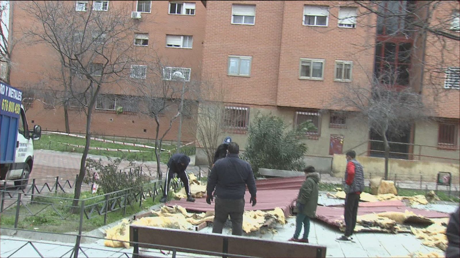 Carmen, vecina del edificio de Vallecas afectado por la caída de la cubierta: "Vámonos hijo que se nos hunde el piso"