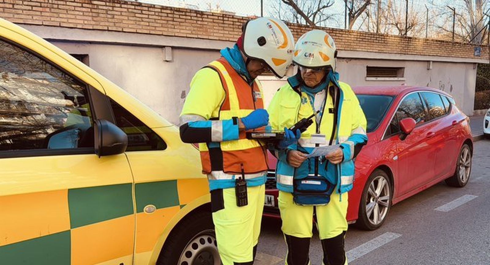 Equipo médico del Summa112 atiende a una mujer embestida por un vehículo en Getafe
