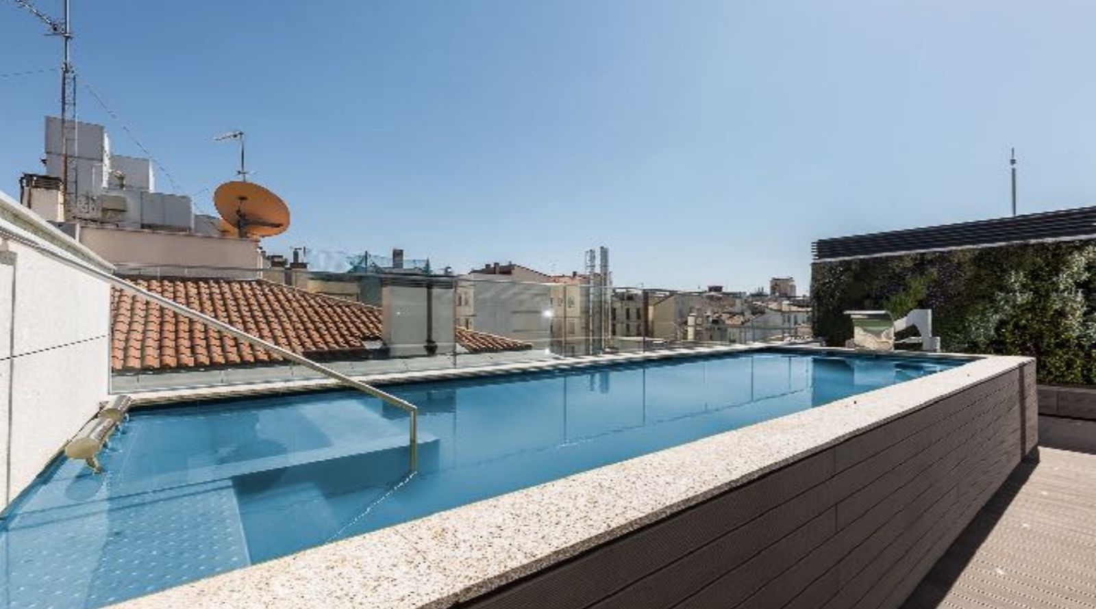 Y para los días de calor... también hay piscina. Con unas vistas de lujo: desde la azotea se ve el Ayuntamiento y el Círculo de Bellas Artes.