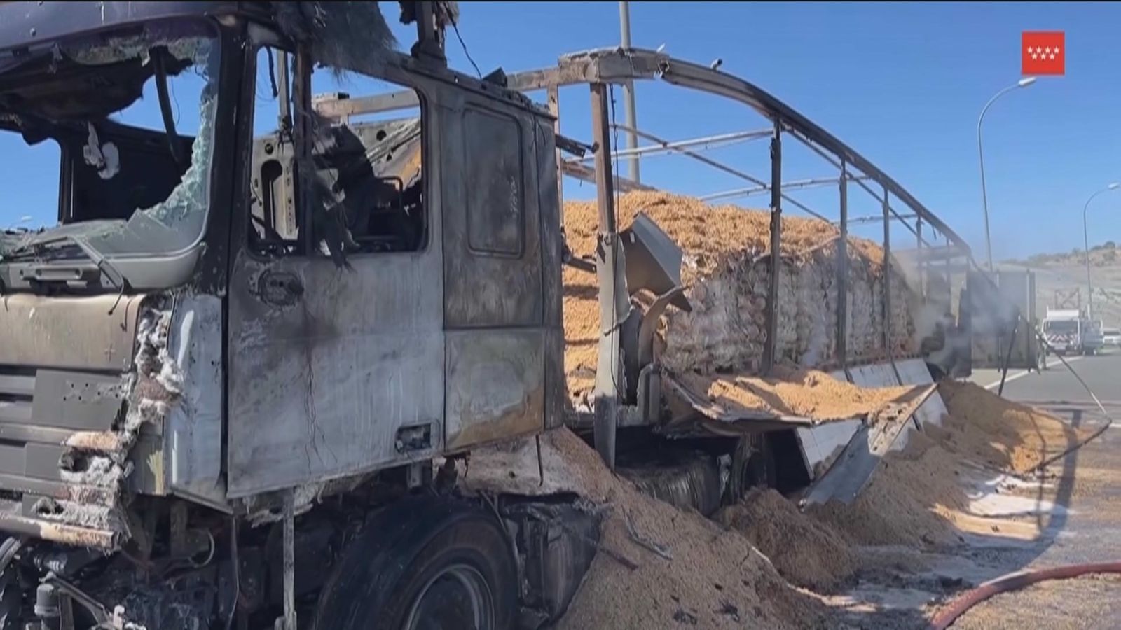 Los bomberos de la Comunidad han estado varias horas apagando y enfriando la carga de pellets que llevaba el camión de 25 toneladas