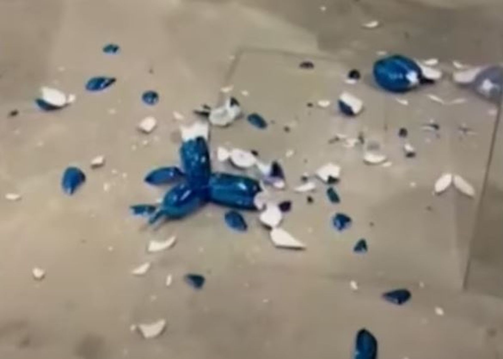 La escultura de porcelana 'Balloon Dog', destrozada