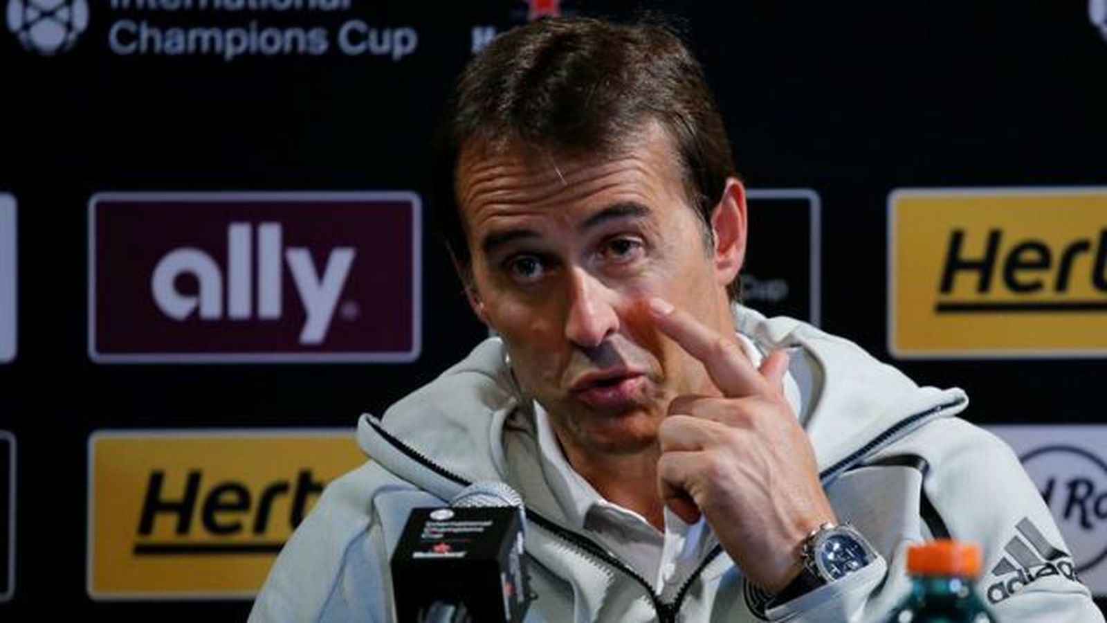 Lopetegui: "Modric seguirá en el Real Madrid"
