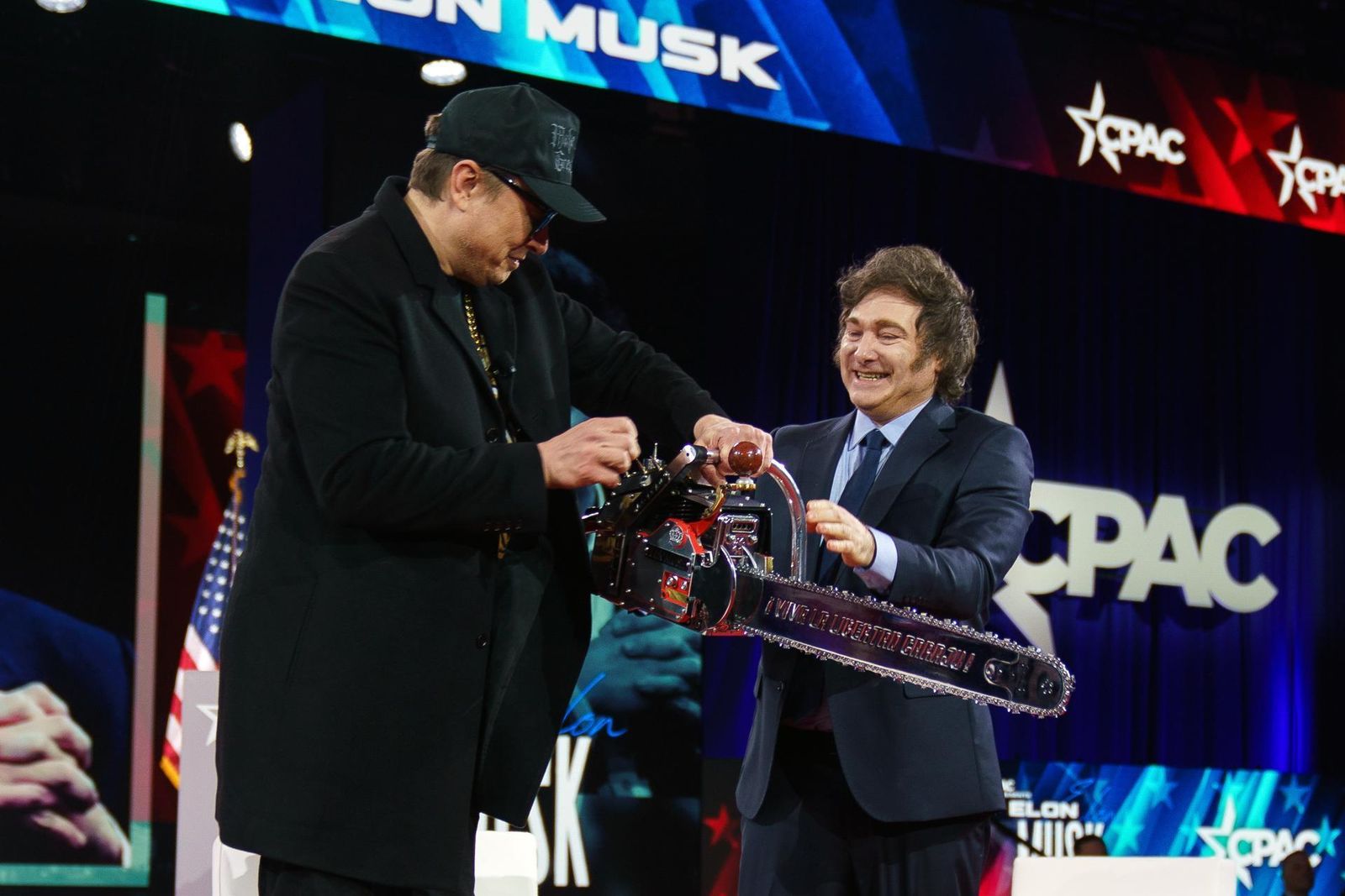 Milei regala una motosierra a Musk