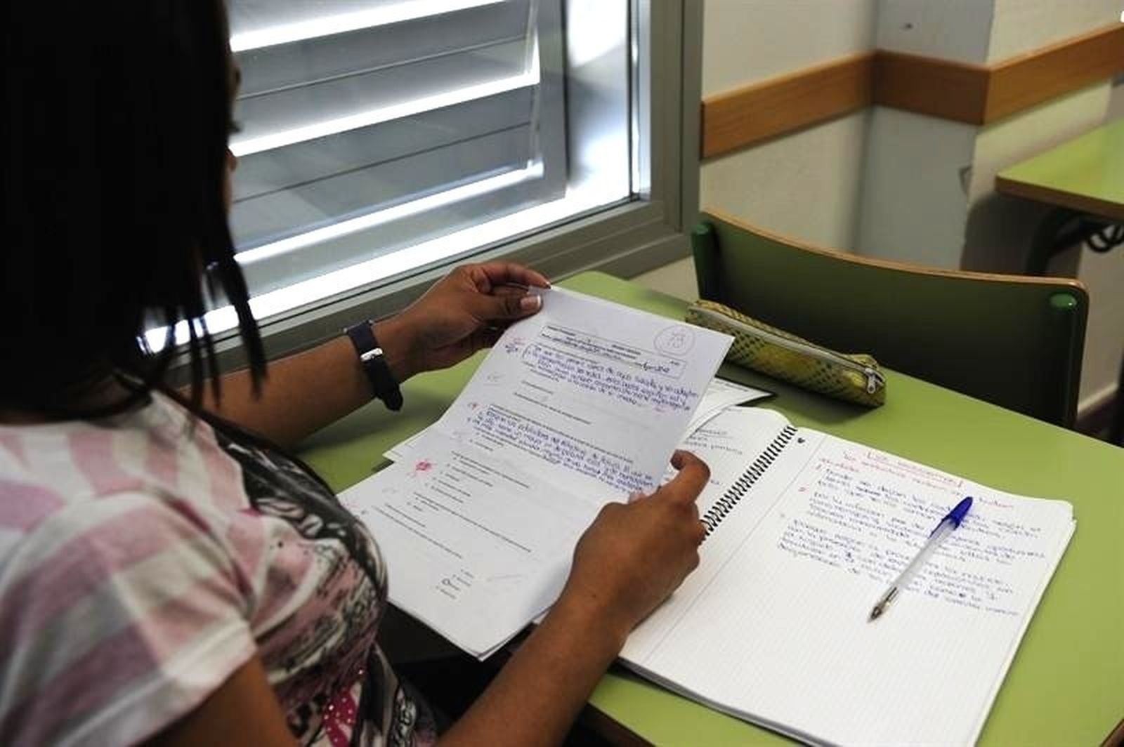 Una estudiante repasa sus apuntes antes de un examen