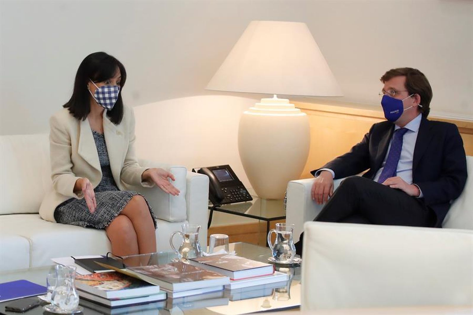 La delegada del Gobierno en Madrid, Mercedes González, y el alcalde de Madrid, José Luis Martínez-Almeida