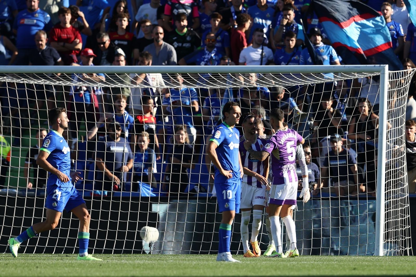Jugadores del Valladolid celebran la parada de Jordi Masip tras el lanzamiento de penalti de Enes Unal