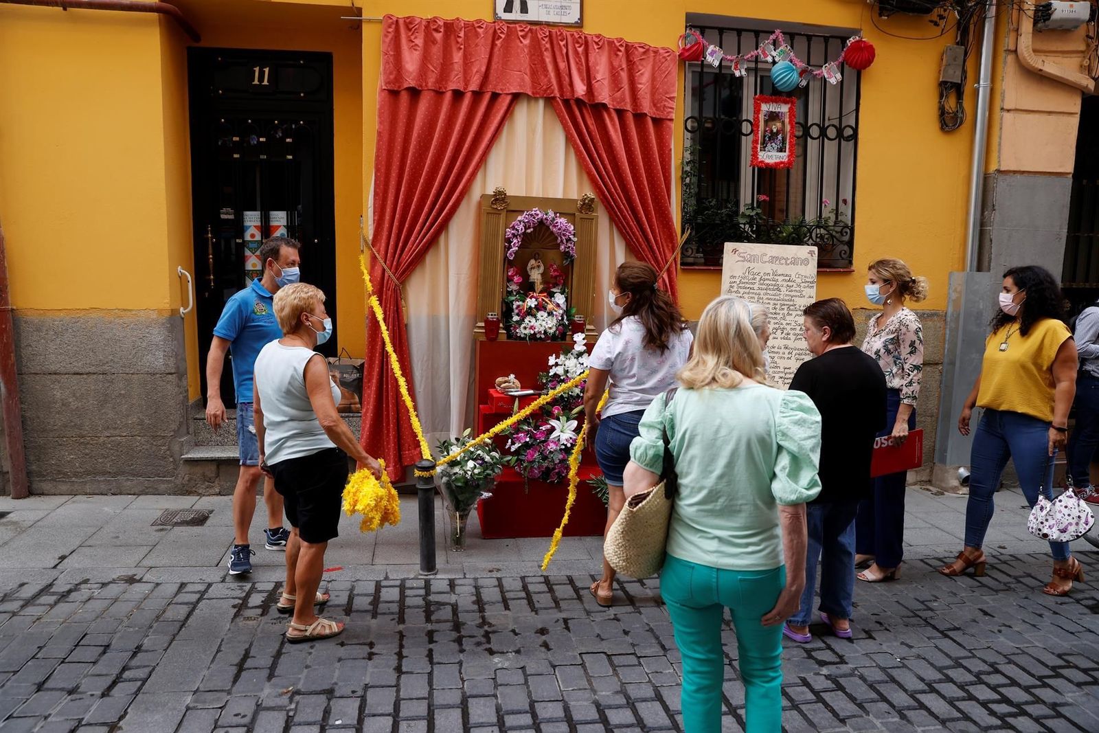 El Madrid más castizo adorna sus calles para celebrar San Cayetano con estrictas medidas de seguridad
