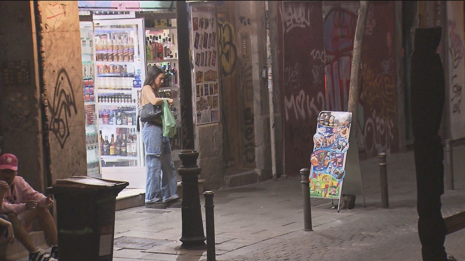 Las licorerías 24 horas llenan Malasaña
