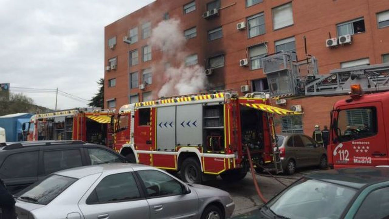 Una quincena de intoxicados leves  por humo en un incendio en San Fernando de Henares