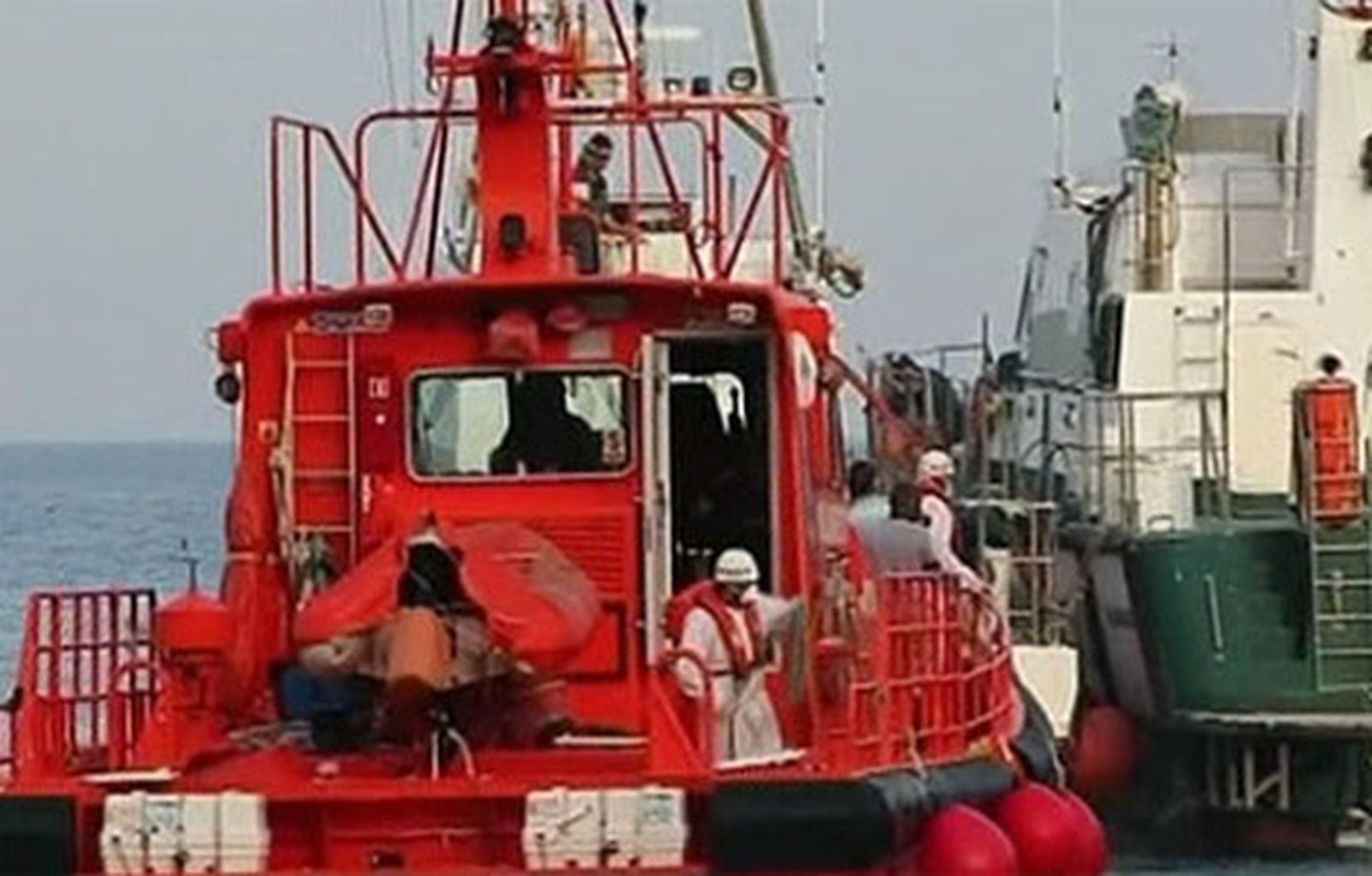 Un pesquero gallego con 12 tripulantes se hunde frente a la costa de Navia (Asturias)
