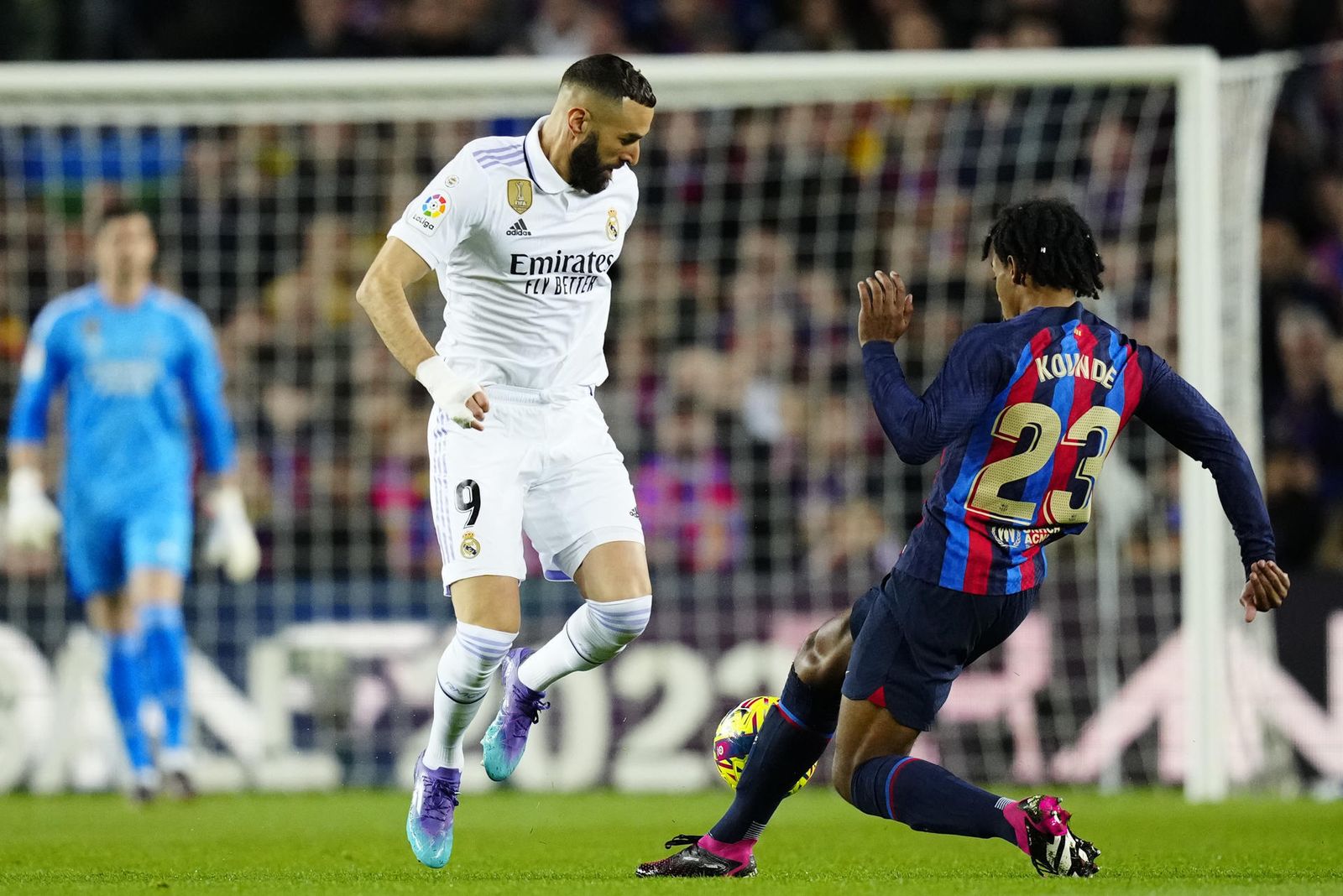 Benzema ante el Barcelona