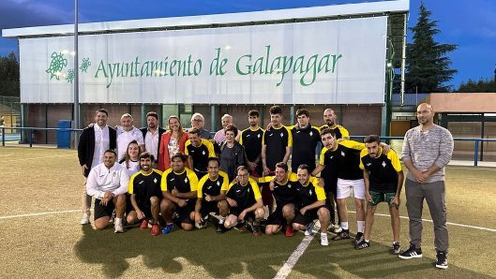 Equipo de fútbol 8 en el polideportivo municipal de Galapagar