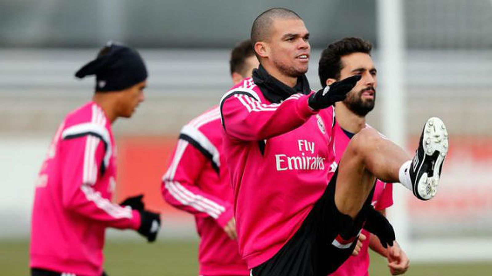 Pepe se entrena con el grupo y Sergio Ramos, sobre el césped en solitario