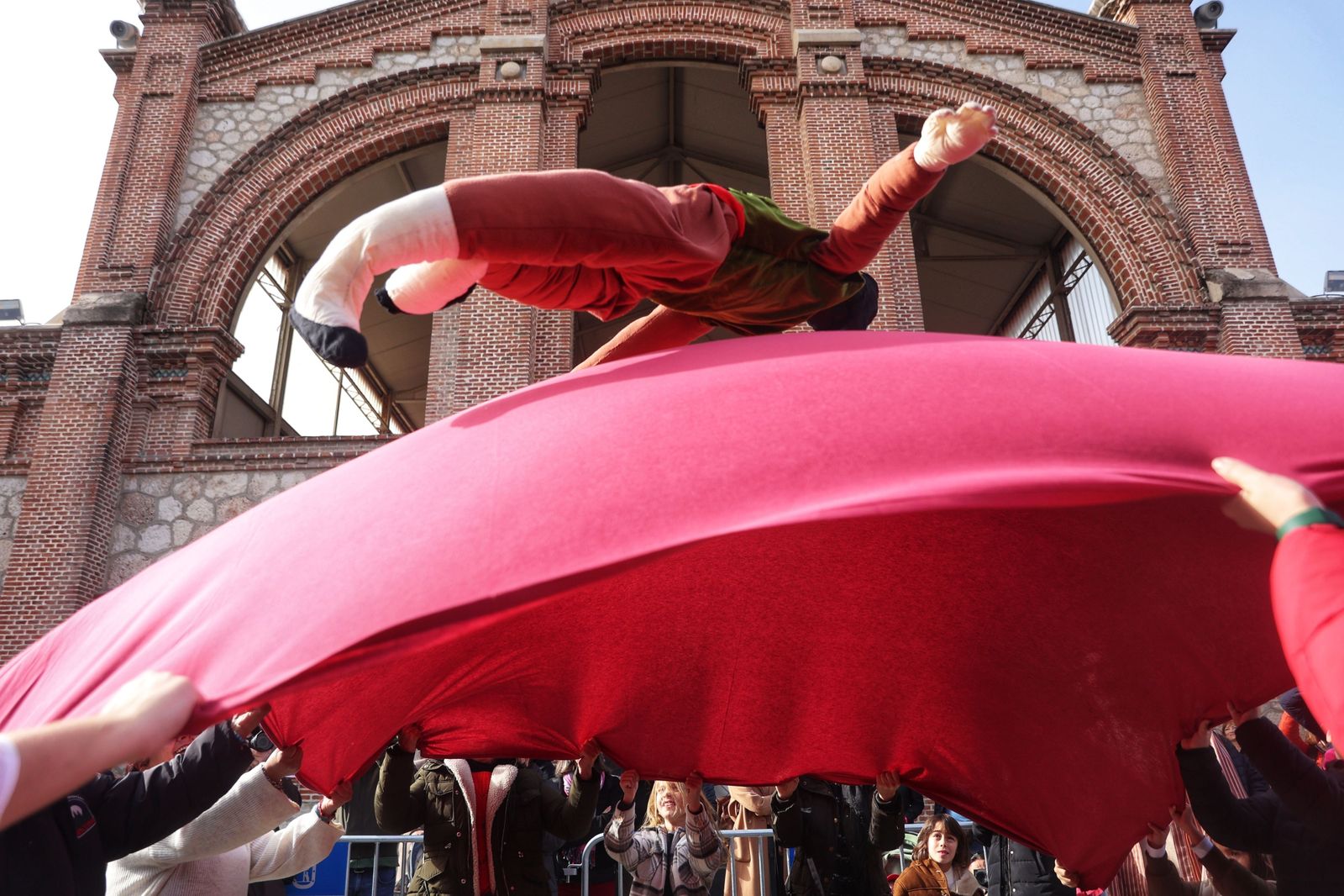 El carnaval madrileño celebra el manteo del pelele en el Matadero
