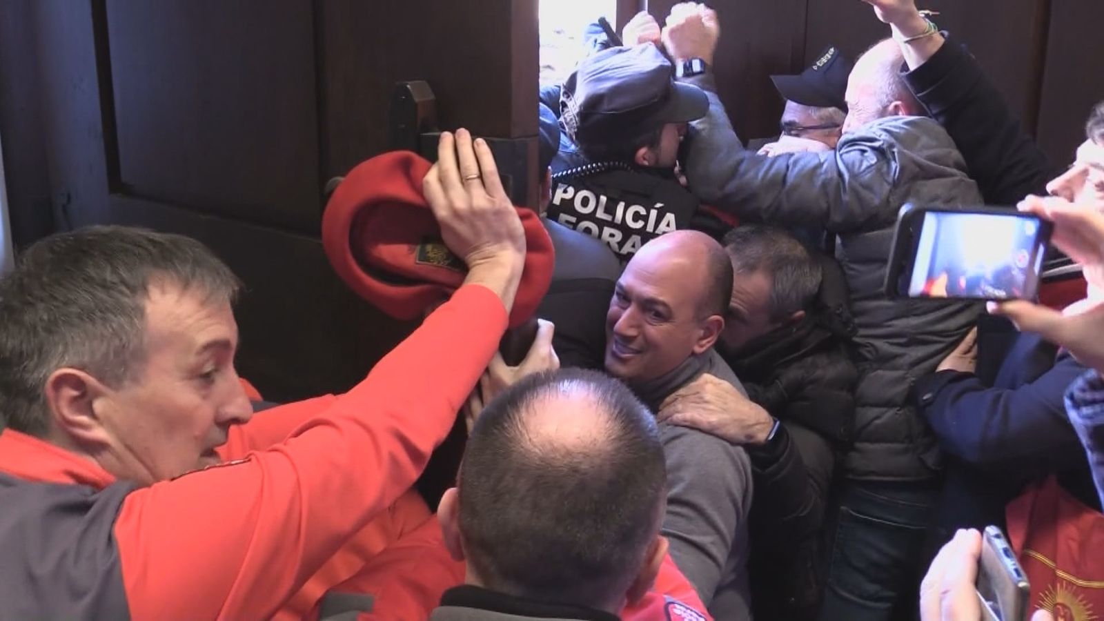 La Policía Foral identifica a 12 agricultores por el intento de asalto al Parlamento de Navarra