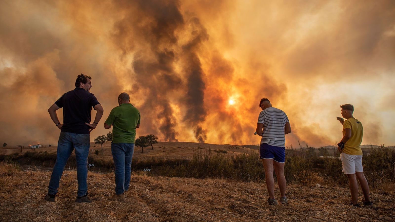 El mayor incendio del verano en Andalucía provoca el desalojo de 500 personas