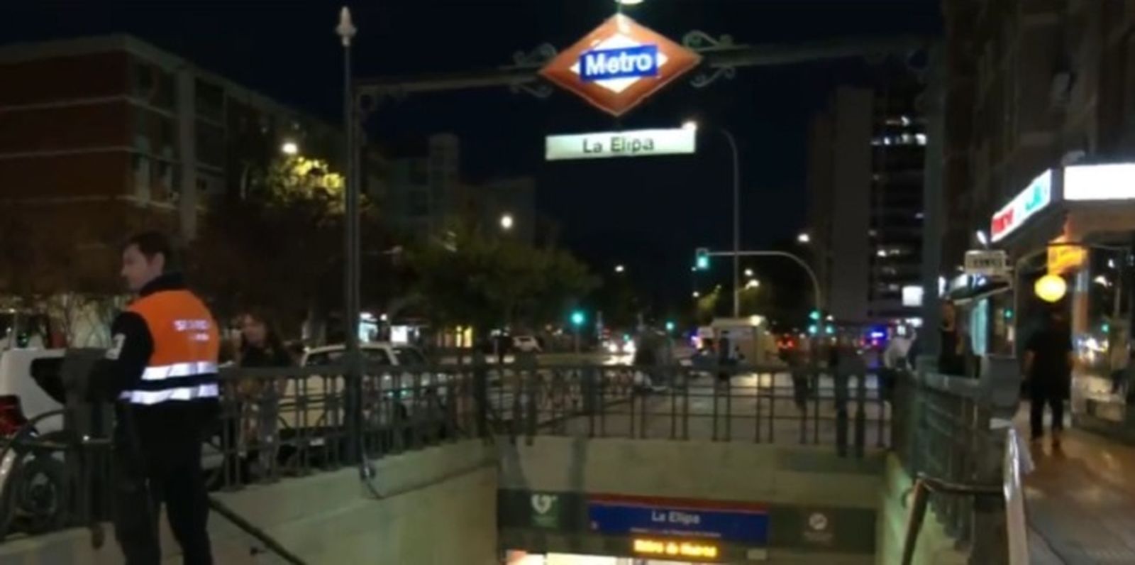 La explosión de la batería de un patinete eléctrico en un convoy, interrumpe la circulación de la L2 del Metro