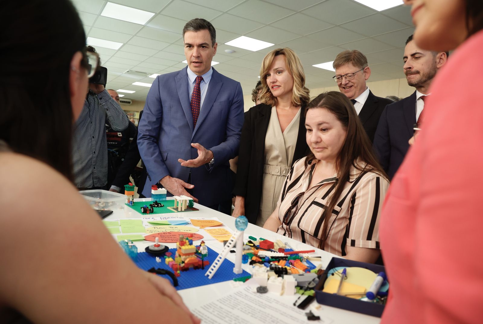 El presidente del Gobierno, Pedro Sánchez visita un centro de Formación Profesional en Mislata (Valencia)